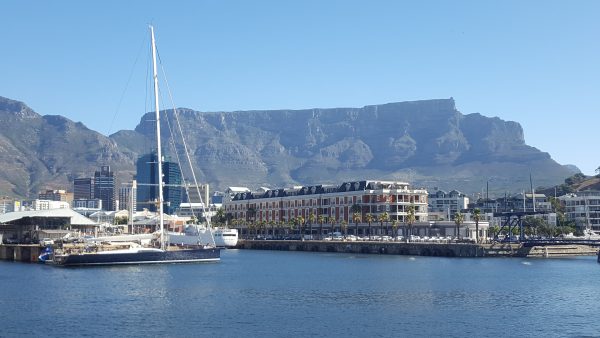 Blick Vom Wasser Auf Kapstadt-Hafen