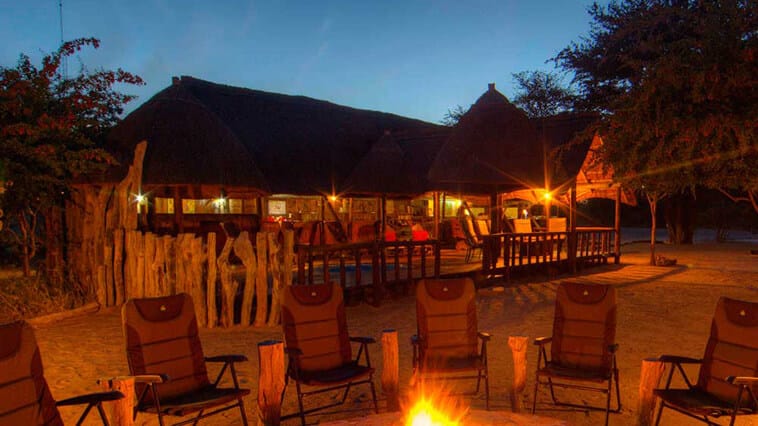 Dinka Safari Lodge im Kalahari Game Reserve bei Nacht