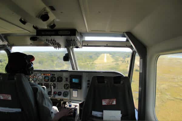 botswana flugsafari pilot beim landeanflug