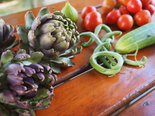 Frisches Gemüse Auf Einem Tisch Artischocken, Bohnen, Gurken, Tomaten