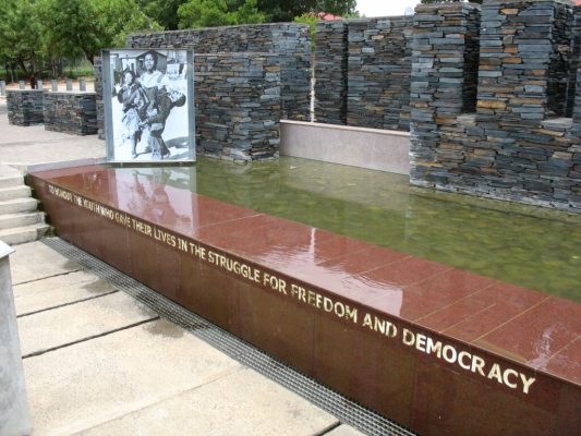 Auf dem Schild steht: To Honor the youth who game their lives in the struggle for freedom and democracy