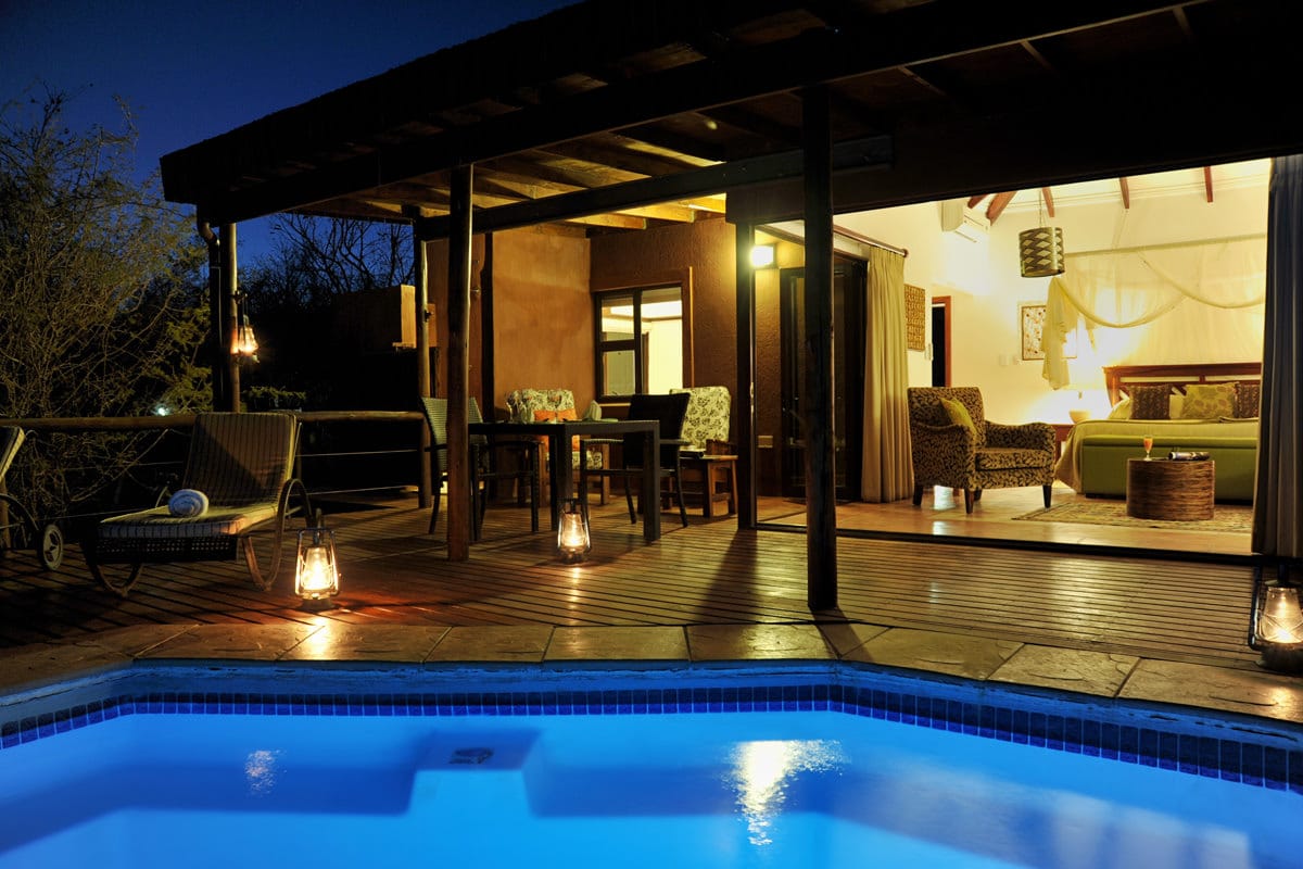 Idube Suite beleuchtet am Pool